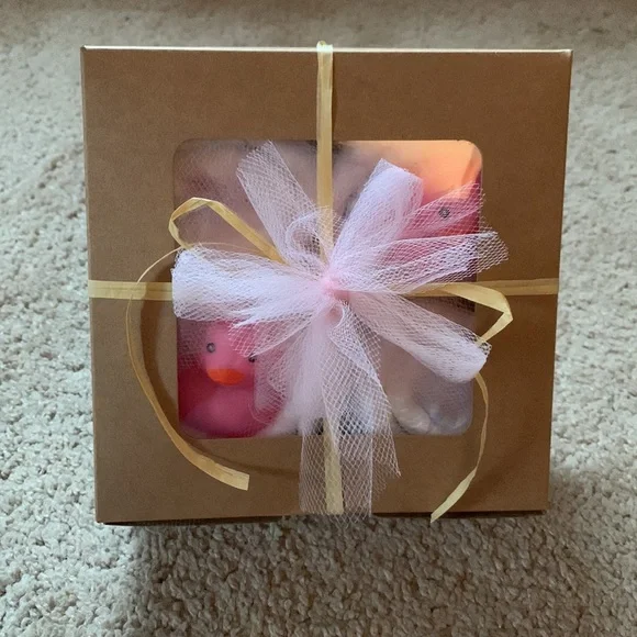 đ§Baby Gift! âCUPCAKES!â Pink Duckie Diaper âCupcakesâ Baby Girl Gift Set - Picture 1 of 5